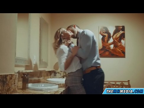 ❤️ عندما تغريك شقراء مفلس في مرحاض عام الإباحية فقط